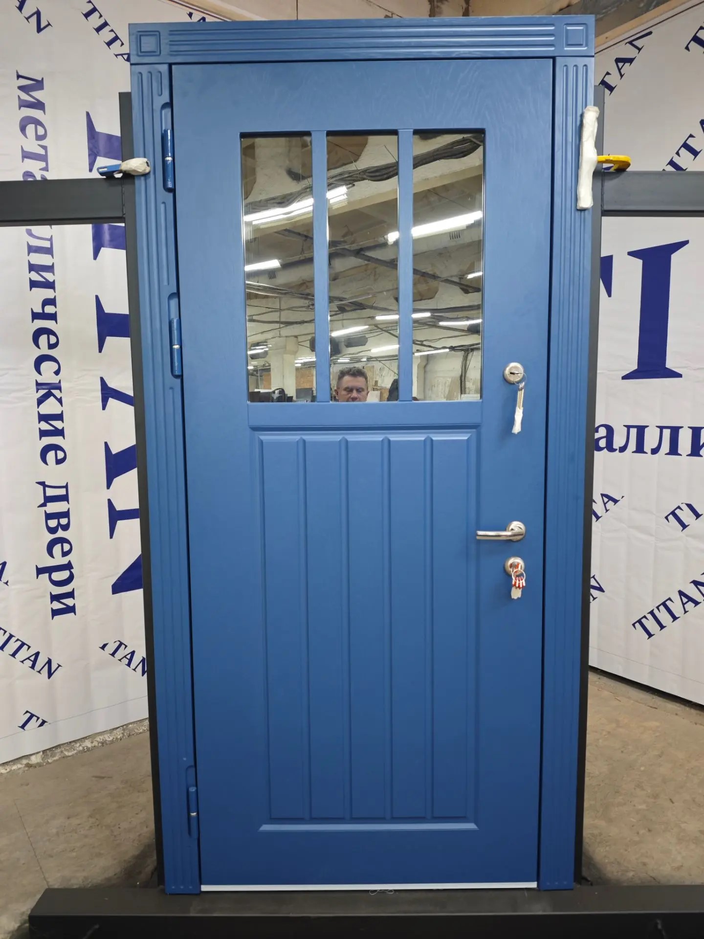 Уличная дверь «Сапфир» с окном в Одинцове — фото 3